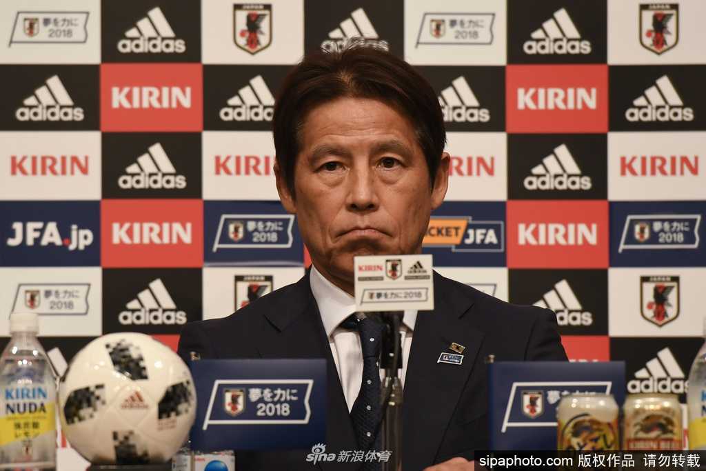 泰国足协 logo 在空荡荡的体育场大屏幕上闪烁，看台上空无一人，红色的座椅在寂静中显得格外落寞，仿佛诉说着疫情之下无球可踢的萧瑟。