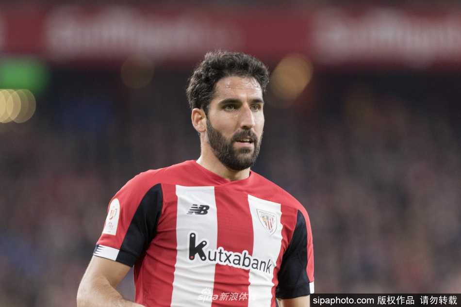 一张记录着毕尔巴鄂竞技过往辉煌时刻的老照片，奖杯在陈列室中静静发光，仿佛在无声地诉说着俱乐部的百年荣耀，也激励着后人共克时艰。