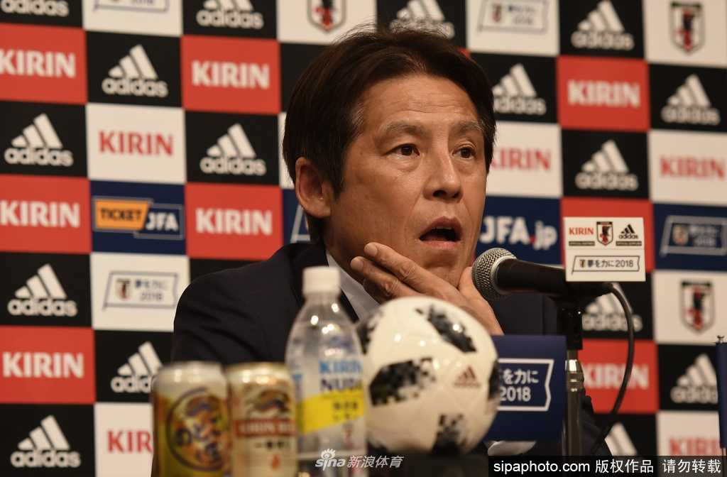 一块战术白板上密密麻麻地画着球员跑动路线和战术箭头，旁边的马克笔随意摆放，仿佛教练组在紧急会议后匆匆离场，留下未完成的战术部署和对未来的不确定性。