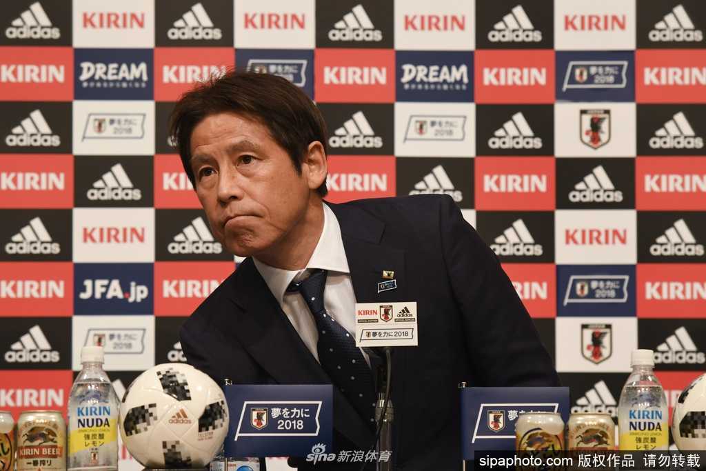 泰国球员们神情低垂地围成一圈，肩并着肩，背景是阴沉欲雨的天空，这一幕不仅关于一场比赛的失利，更像是整个泰国足球在疫情寒冬中抱团取暖、共克时艰的真实写照。