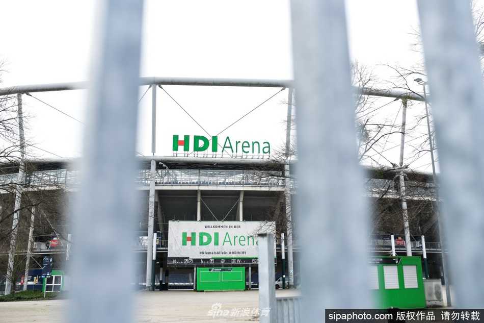 夕阳余晖无力地洒在汉诺威96空无一人的看台上，那些象征着狂热与忠诚的黄色座椅如今只能沉默地凝视着绿茵场，仿佛在无声诉说着对往日喧嚣的思念。