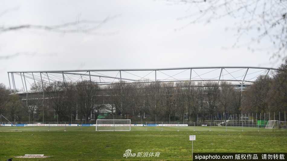 曾经被围得水泄不通的球员通道入口，如今只剩下消毒水的气味在空气中弥漫，入口处的红色围栏与警示标识，硬生生地将球场与外界隔离成了两个世界。