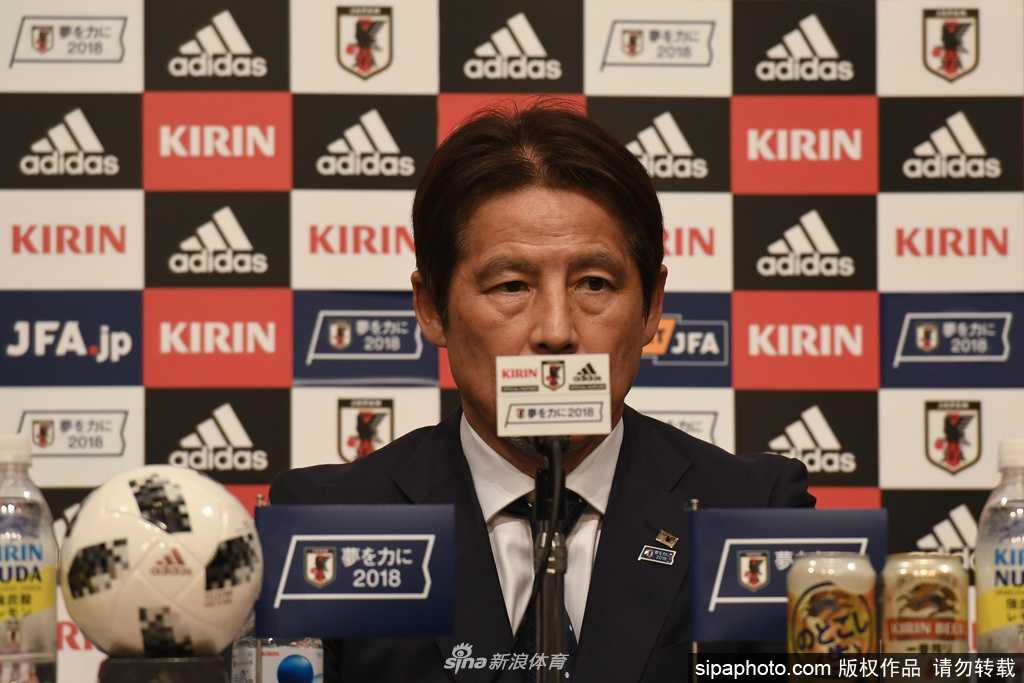 主教练西野朗在场边神情专注地指挥比赛，他伸出手臂指向场内，身后原本应坐满替补球员和助教的位置，此刻在画面中显得空旷，暗示着教练班子即将面临的裁员危机。