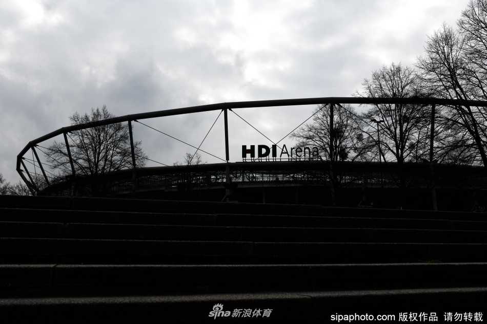 偌大的HDI球场陷入沉睡，阳光勾勒出的看台轮廓下不见一个人影，只有翠绿的草坪依然倔强地保持着一丝生机，等待着不知何时才会重新响起的哨音。