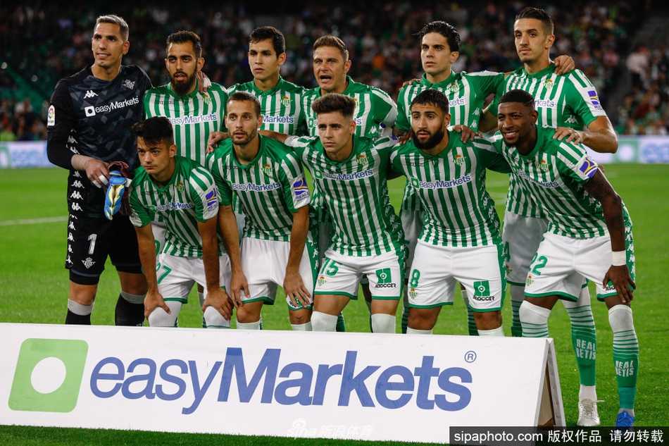 绿茵战士们的担当：皇家贝蒂斯球员们身着标志性的绿白间条衫，在空荡的球场中央围成一圈，仿佛在进行一场赛前宣誓，他们坚定的背影诉说着与俱乐部共渡难关的决心。