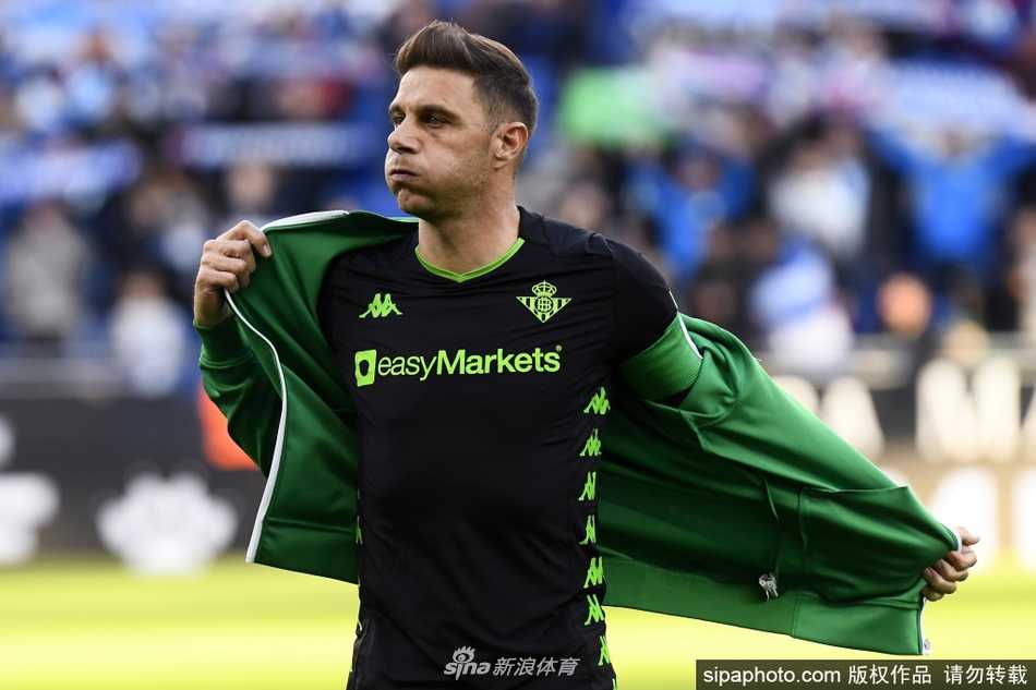 荣耀与共的时刻：贝蒂斯主教练在训练场上神情专注地布置战术，球员们围拢倾听，午后的阳光拉长了他们的身影。这一刻，没有大牌球星与教练的区别，只有一群想共同保住大家‘饭碗’的战友。