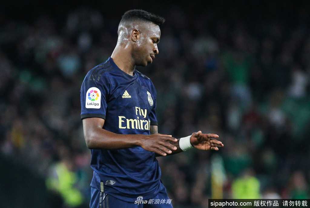 夕阳的余晖洒在空旷的球员通道入口，这里不再有球员们赛前准备的身影，只剩下光影交错，仿佛在等待足球重新跑过这里的那一刻。