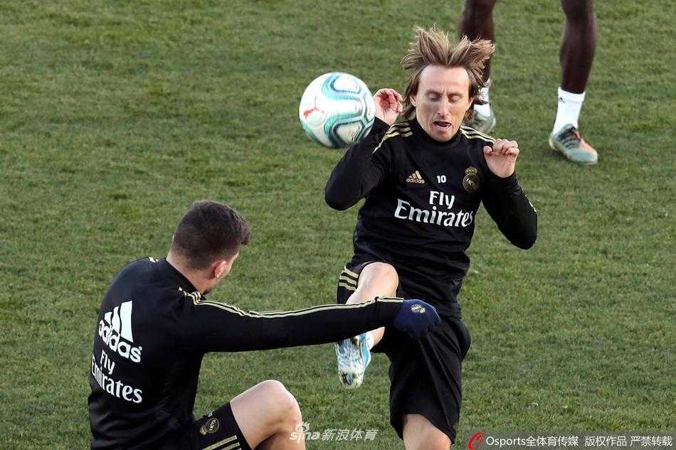 在冬日的暖阳下，莫德里奇以一头精心编织的小辫造型亮相训练场，眼神专注，面带微笑，为新年的首训注入了轻松与活力。