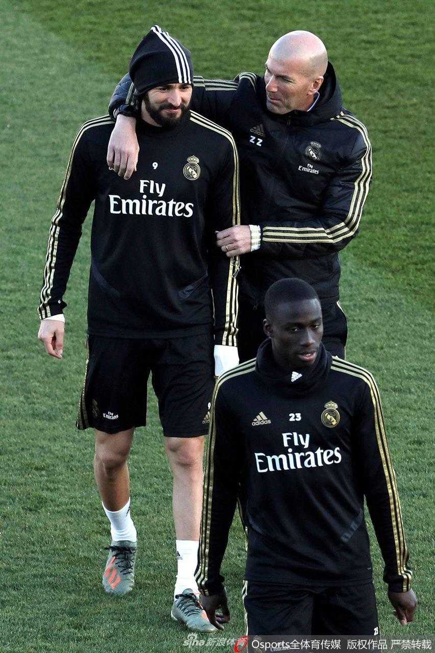 莫德里奇在训练中全神贯注，脑后精心编织的发辫在阳光下闪耀着光泽，与他精准的传球技术同样吸睛，展现着球场艺术家的独特风采。