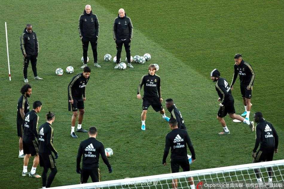 训练尾声，莫德里奇在体能教练的指导下进行拉伸放松，他脑后的小辫略显松散，却记录下了这一天全力以赴的付出，为新年的工作画上圆满句号。