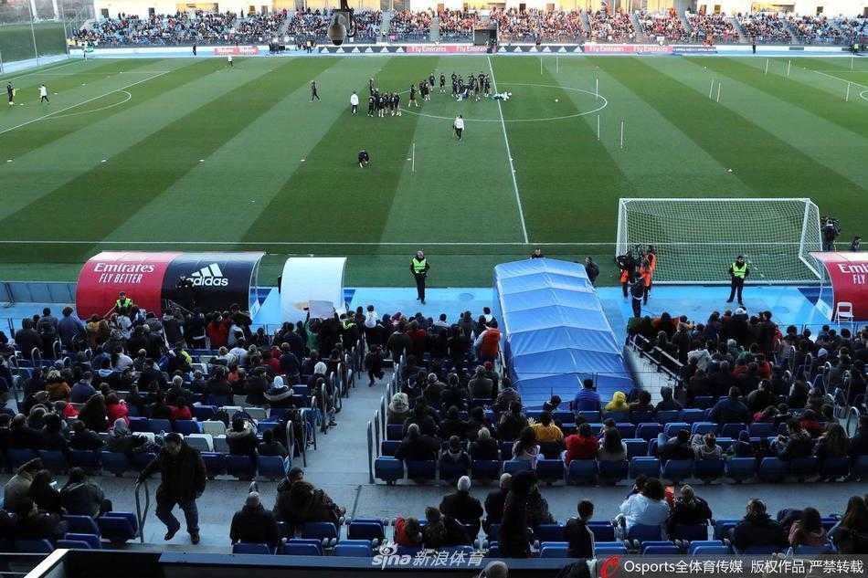 拉莫斯在训练中神情坚毅，他正指挥着防线，身后的莫德里奇以一个清爽的新形象随时准备接应，皇马的中后场双核引领着球队的攻防转换。