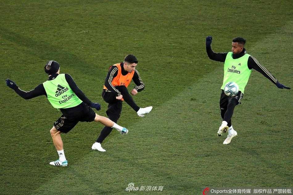 训练场上群星云集，拉莫斯、马塞洛等老友与焕然一新的莫德里奇有说有笑，融洽的团队氛围为新一年的征程奠定了良好基础。