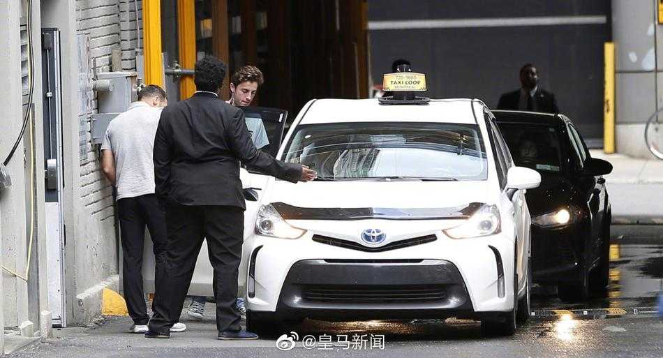 奥德里奥索拉、库尔图瓦和阿扎尔三人面带笑容行走在人行道上，阿扎尔穿着宽松的短裤显得十分放松，库尔图瓦高大的身影在阳光下格外醒目。