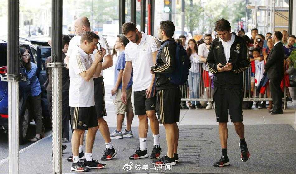 在一个街角的咖啡店旁，久保建英停下脚步，似乎在向卢宁指路，阳光洒在两人身上，让这一瞬间充满了生活气息和少年感。