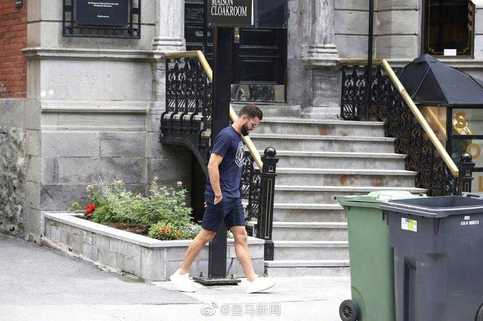 卢宁与久保建英在露天座位坐下休息，久保用手撑着下巴，卢宁则看向街道，两人面前摆着饮料，享受着马德里午后的悠闲时光。