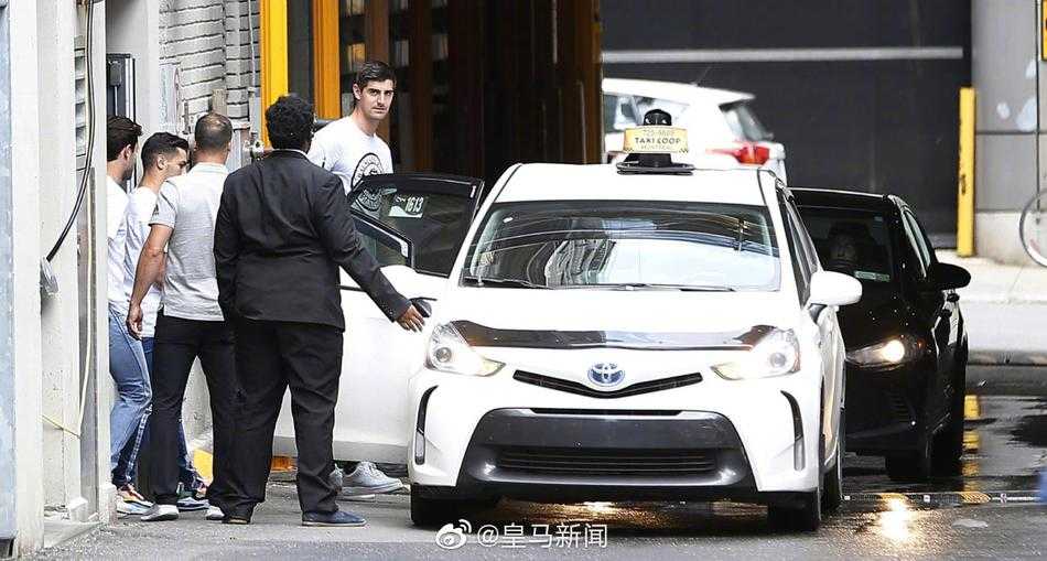 游玩结束准备返回时，久保建英和卢宁并肩走在回程的路上，两人的影子被拉长，身后是马德里的城市街景，画面充满故事感。