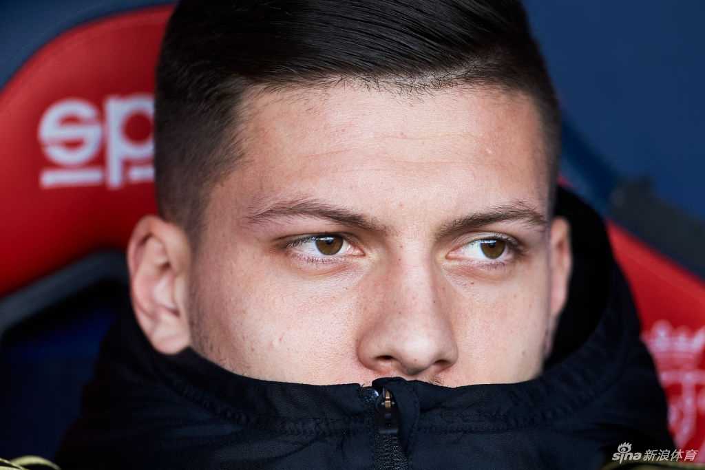 约维奇身穿皇马白色训练服在场上奔跑，场外的风波让他本就不顺的伯纳乌生涯雪上加霜