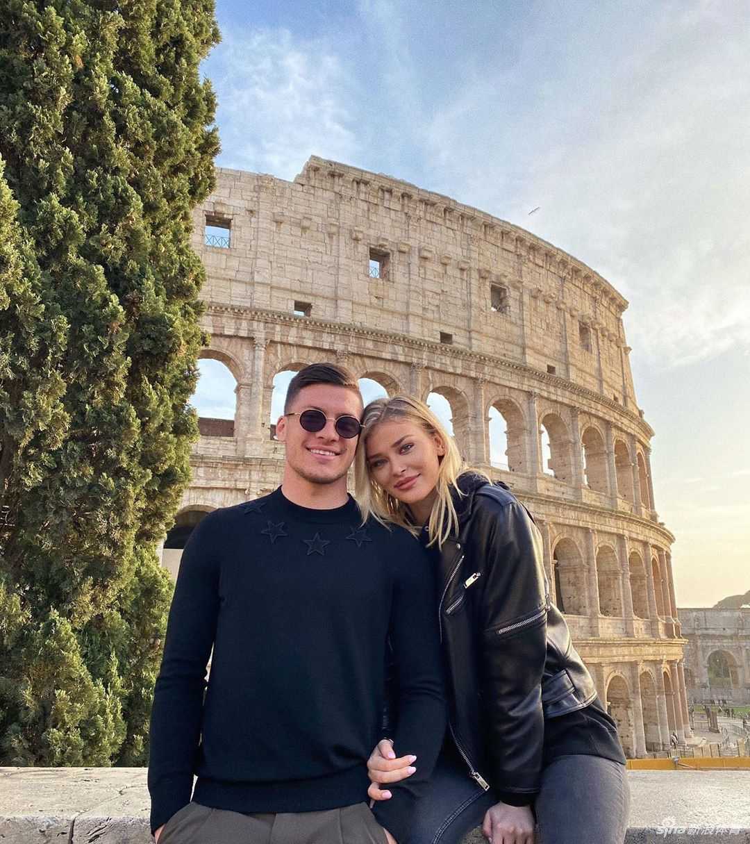 索菲亚手捧生日蛋糕，蛋糕上的烛光映衬着她的笑容，这场浪漫约会却险些让男友身陷囹圄