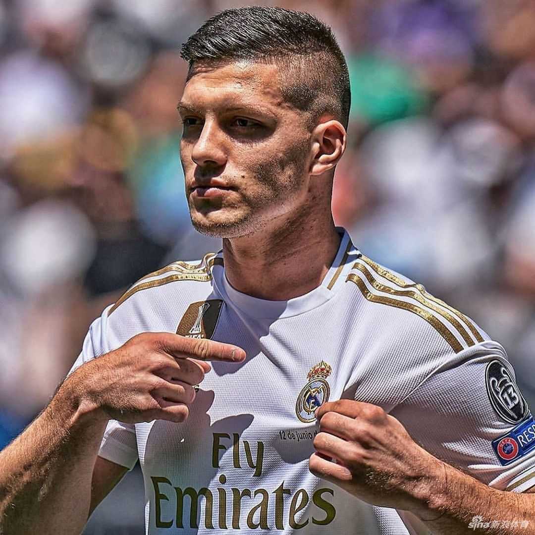 约维奇与女友索菲亚在生日派对上亲密合影，全然不顾身后的隔离禁令