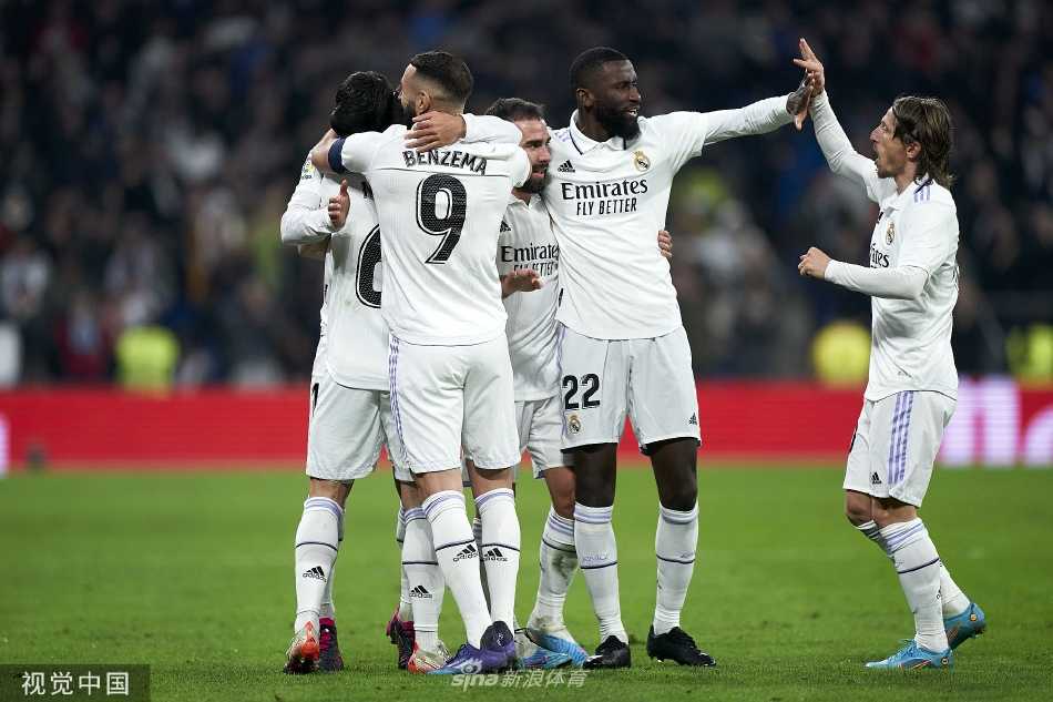 维尼修斯突破后冷静推射远角，皮球应声入网瞬间