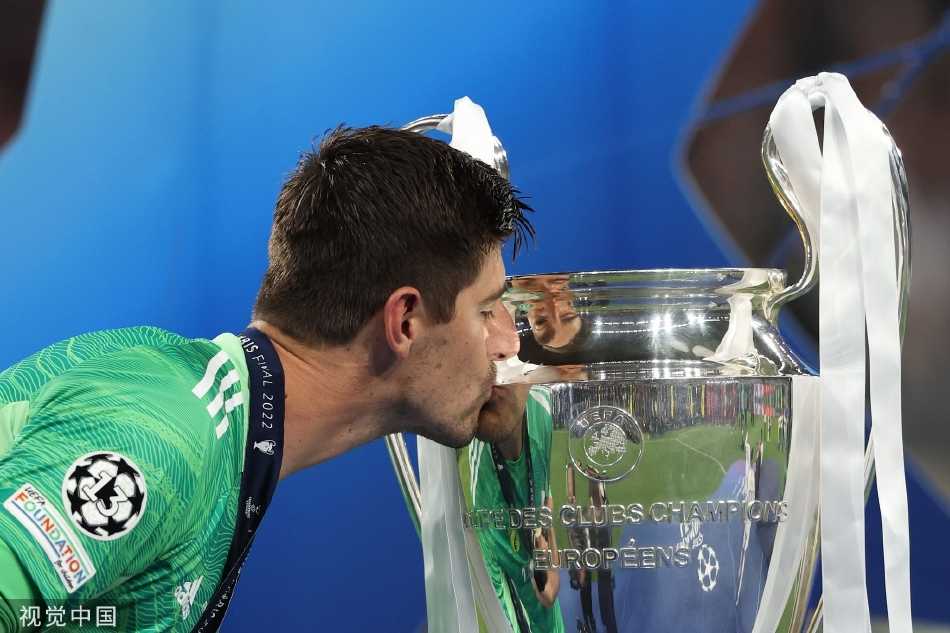 皇家马德里全队高举欧冠冠军奖杯，在漫天飞舞的彩带与璀璨灯光下激情庆祝，第十四座欧冠之星就此定格。