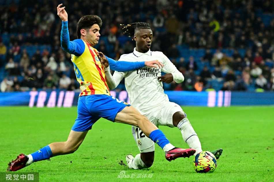 阿森西奥打入世界波后张开双臂，激动地奔向角旗区庆祝