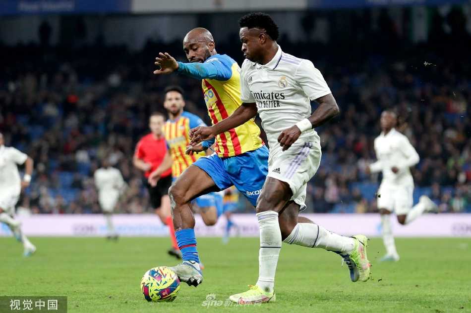 皇马主帅安切洛蒂在场边凝神指挥，迎来执教皇马的第150场胜利