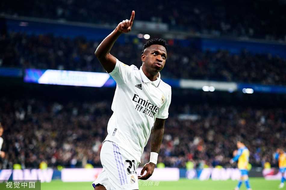 皇马队长本泽马在比赛中带球突破，冷静观察场上局势