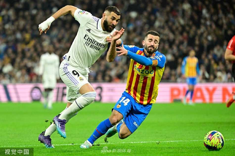 伯纳乌球场看台上，数万名皇马球迷挥舞旗帜，组成壮观的白色海洋