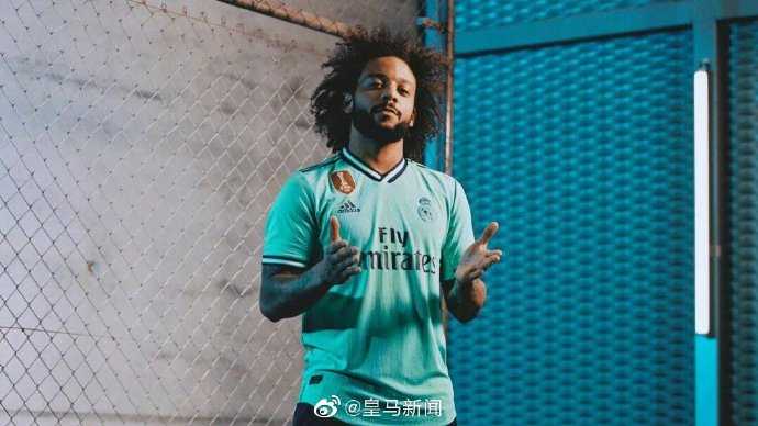 阿森纳新球衣的官方宣传图，经典的红衣白袖设计回归，模特们展示着这款融合了九零年代复古风情的战袍。