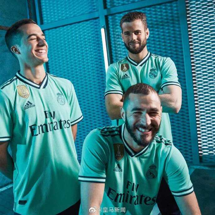 皇马新球衣展示图，模特身着白金配色的主场战袍，优雅中透着皇家气度，但整体版型却让人一秒联想到伦敦的枪手军团。