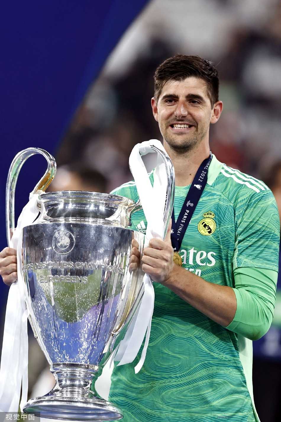 进球功臣维尼修斯深情亲吻欧冠冠军奖杯，年轻的面庞上写满了梦想成真的喜悦与无限未来。