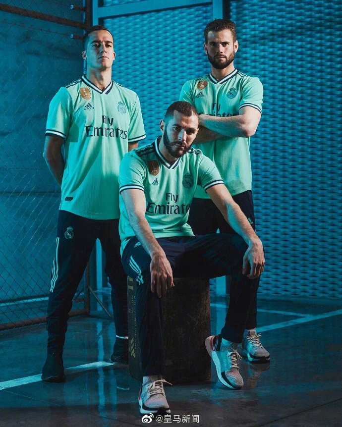 阿森纳球员身穿新球衣在场边热身，红白配色在阳光下格外醒目，但这熟悉的版型让人恍惚间以为是皇马在训练。