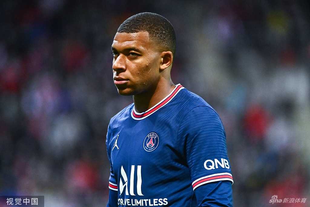 巴黎王子公园球场外，姆巴佩的巨幅海报下，球迷们神情复杂地驻足观看，他们既为留下超级球星而庆幸，又担忧未来免费失去他的可能