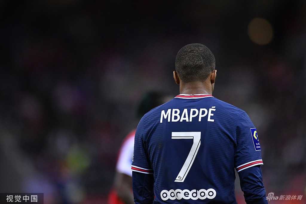 伯纳乌球场的草皮维护人员在夕阳下进行最后修剪，空旷的看台静静等待着它的新主人，远处的白色座椅仿佛在诉说着对未来的期待