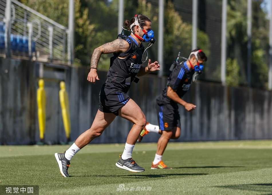 在卡斯蒂利亚的烈日下，马塞洛表情坚毅，脸上佩戴的黑色高科技训练面罩与背后的便携监测仪，预示着一场严苛的体能革命。