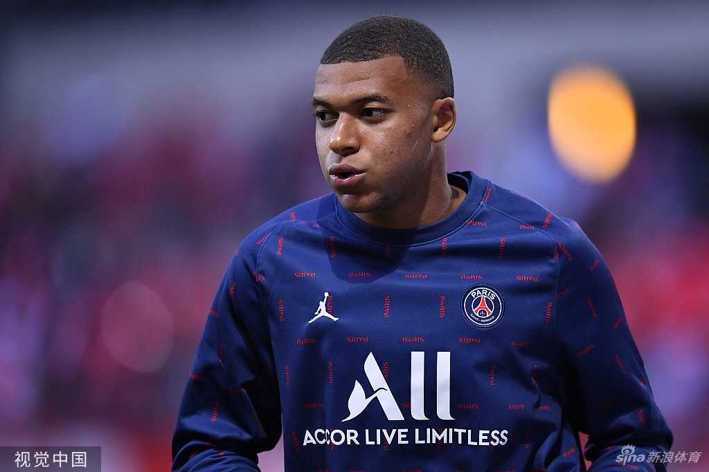 媒体转播席上，无数摄像机和手机镜头对准空荡荡的球员通道，巨大的聚光灯下，仿佛能听见夏窗关闭前最后时刻的倒计时滴答声