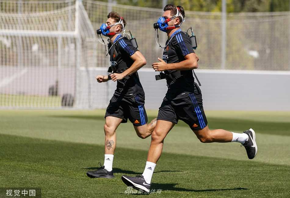 安切洛蒂神情专注地注视着场上的训练，他的身后，体能教练平图斯正在指导戴着面罩的球员，这对黄金组合将重塑皇马的体能根基。