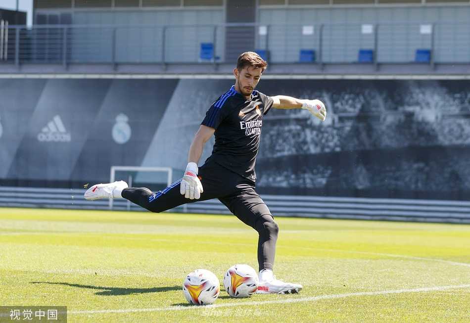 训练场上，卡瓦哈尔咬牙坚持，汗水浸湿了球衣，他背后的监测仪线缆清晰可见，这是一场与生理极限的科技化对话。