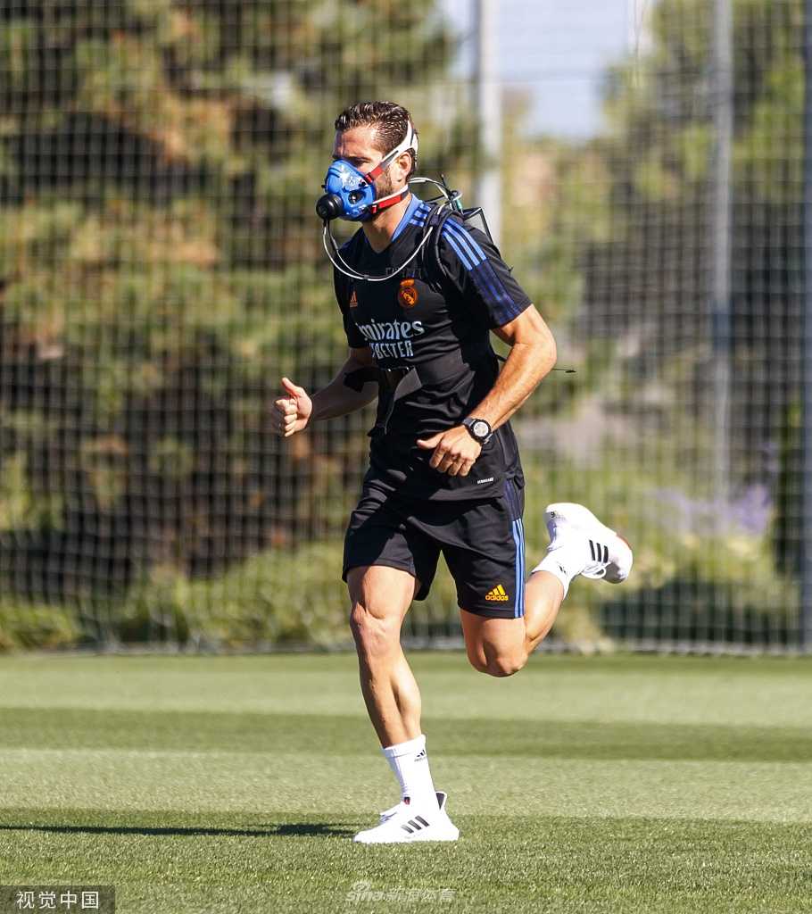 跑动中的纳乔和奥德里奥索拉步调一致，两人背后的监测仪仿佛在诉说着平图斯的严苛要求：这里的每一滴汗水，都将转化为新赛季冲刺时的动力。