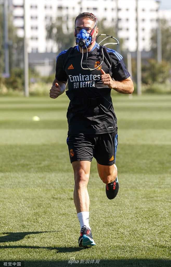 镜头拉近，我们能清晰看到面罩的精密构造与球员眼中的坚毅，这不是在演戏，而是21世纪足球最前沿的体能博弈。