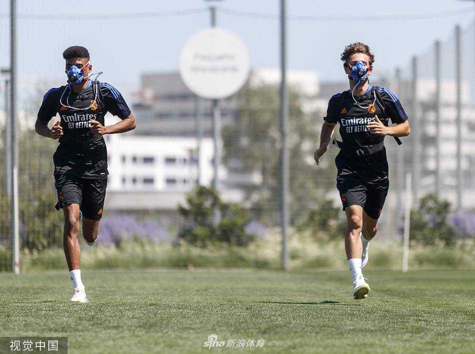 训练结束后，罗德里戈摘下口罩，大口喘息着新鲜空气。这一刻的疲惫，终将化为未来在伯纳乌球场接受八万人欢呼的荣耀。