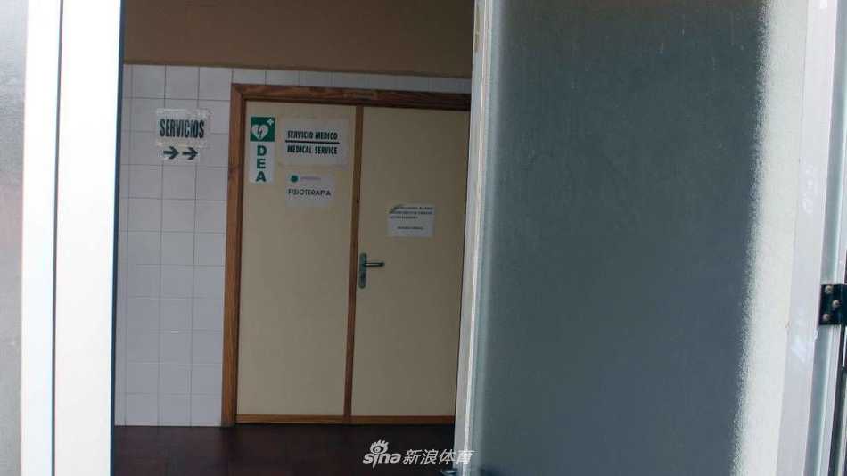 赛前，球场工作人员正在紧锣密鼓地进行最后准备，他们仔细检查着场边的广告牌和简易设施，力求为这场焦点大战提供最周全的保障。