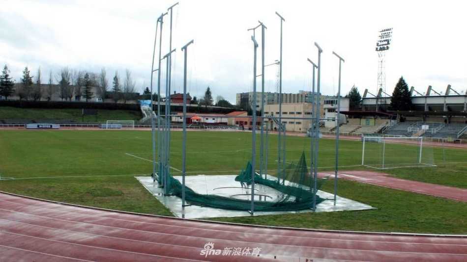 夜幕降临，球场的泛光灯全部点亮，虽然照明效果无法与专业球场媲美，但昏黄的灯光依然为即将到来的比赛营造出了一种别样的、充满挑战的氛围。