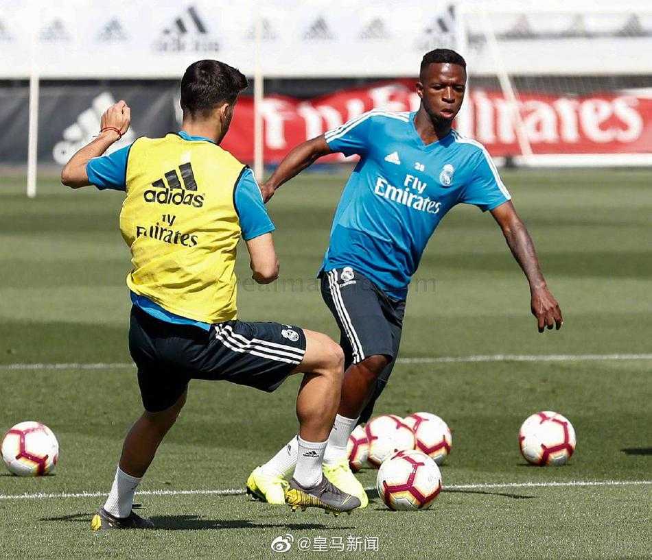 贝尔在训练场上开怀大笑，轻松氛围感染队友