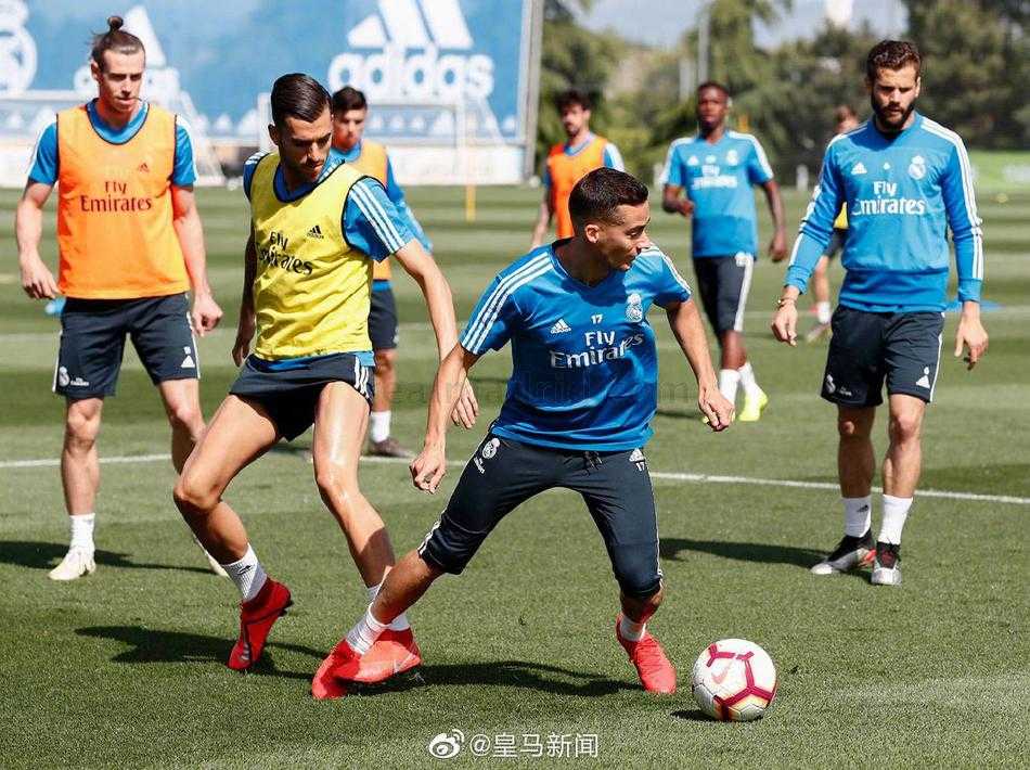 教练组在场边指导，齐达内密切关注训练细节