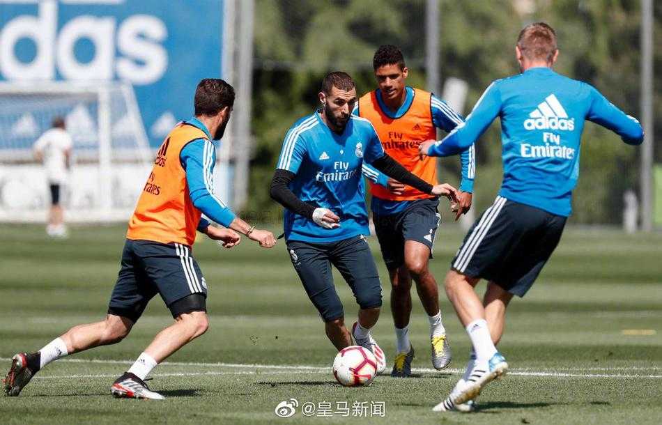 皇马全队进行高强度对抗训练，球员们神情专注