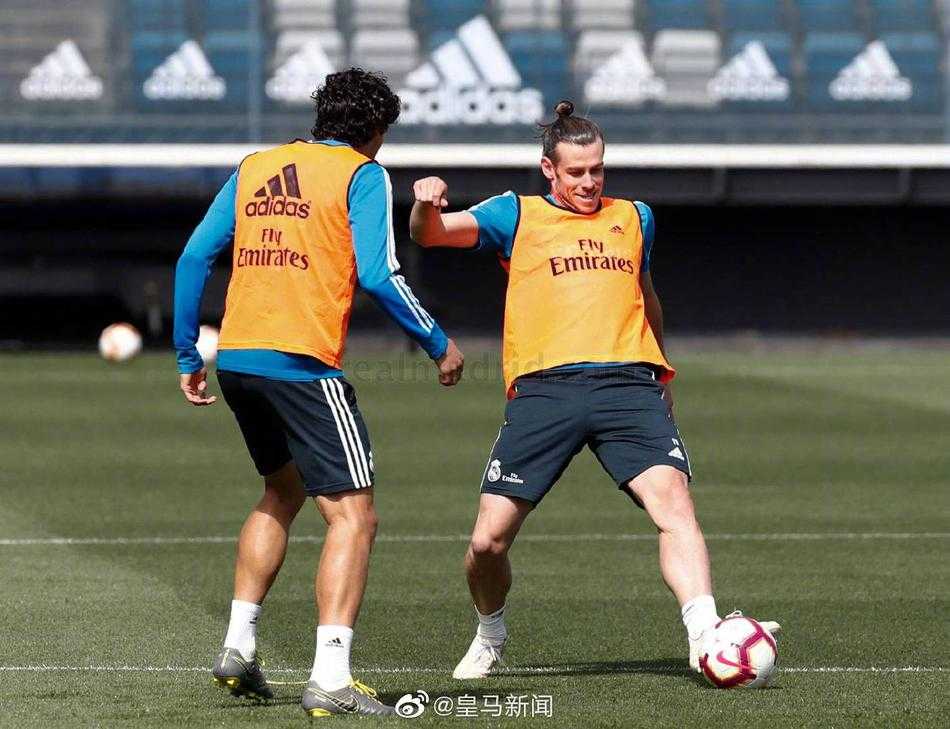 本泽马伤愈后首次参与合练，专注进行传球练习