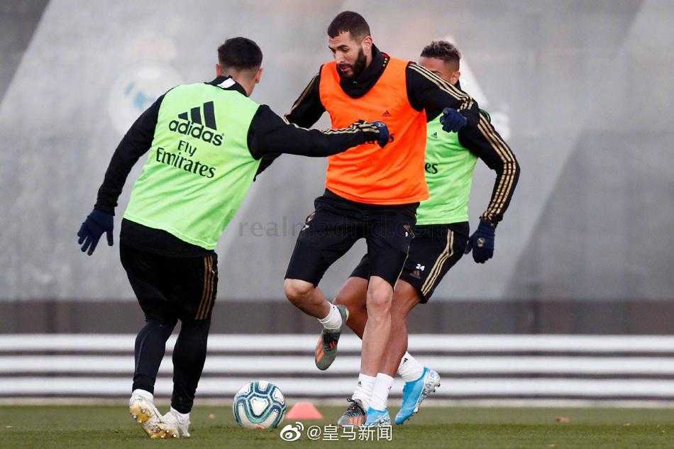 约维奇在一次争顶中高高跃起，展现了极佳的弹跳和柔韧性，即便在对抗中也显得信心十足。