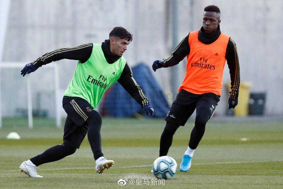 抢圈热身中，约维奇动作轻盈，与队友有说有笑，心情大好，看起来已经完全摆脱了伤病的阴霾。